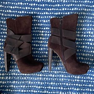 Jessica Simpson high heeled boots !